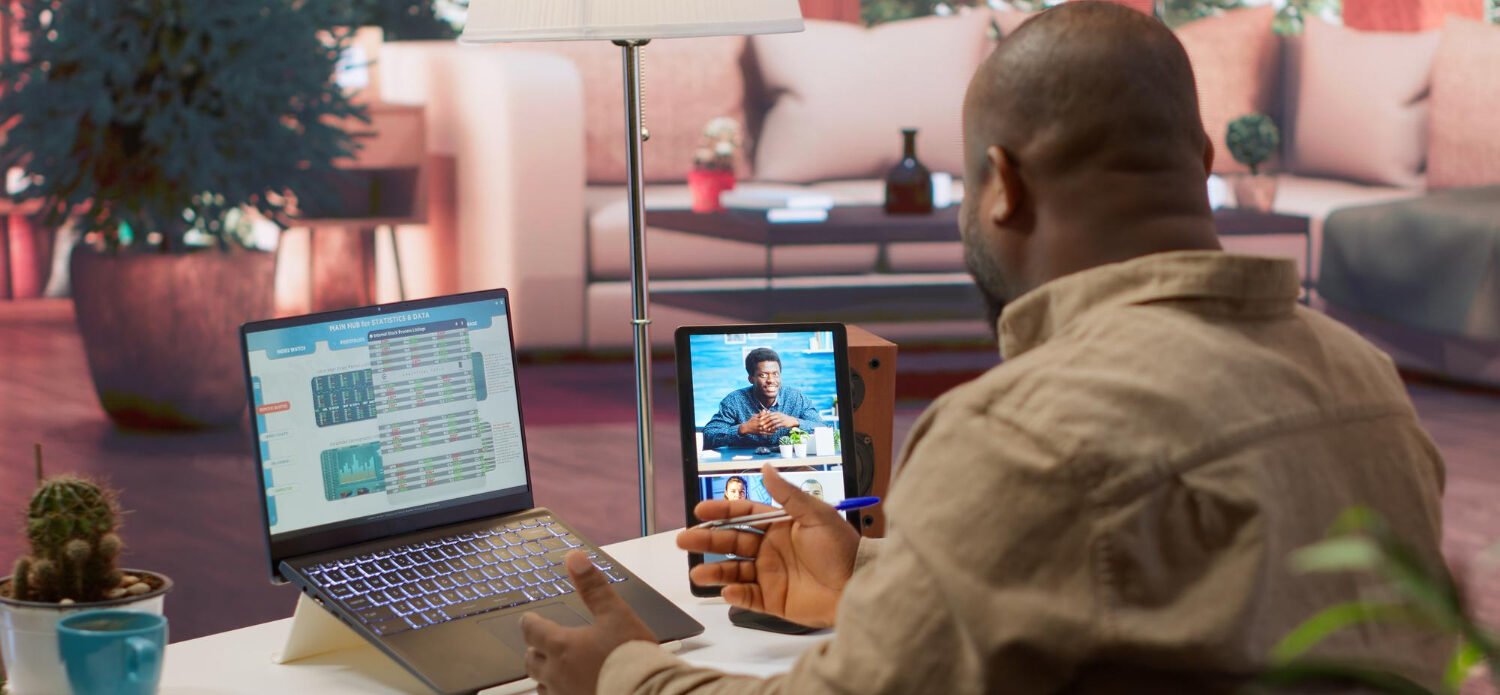 l'équipement télétravail : casques sans fil, webcams, souris verticales, bras d'écran et stations d'accueil pour un poste efficace à domicile.