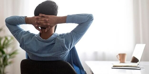 et ergonomie au bureau : chaises ergonomiques, repose-pieds et éclairage pour préserver votre posture et limiter la fatigue au quotidien.